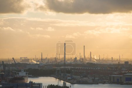 Téléchargez les photos : Zone industrielle au coucher du soleil - en image libre de droit