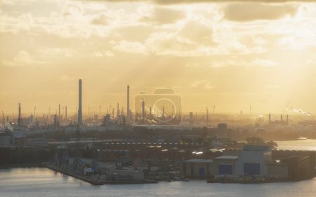 Téléchargez les photos : Zone industrielle au coucher du soleil - en image libre de droit