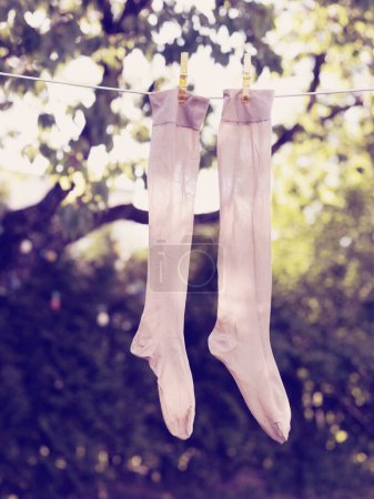 Foto de Par de calcetines de secado en tendedero - Imagen libre de derechos