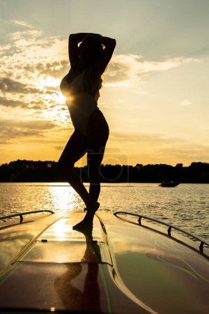 Téléchargez les photos : Beau modèle de bikini relaxant sur un bateau - en image libre de droit