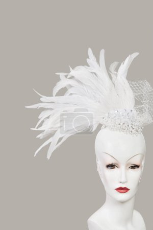 Téléchargez les photos : Feather fascinator on mannequin against gray background - en image libre de droit