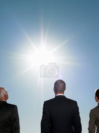Téléchargez les photos : Trois hommes d'affaires regardant le soleil demi-longueur vue arrière recadré - en image libre de droit