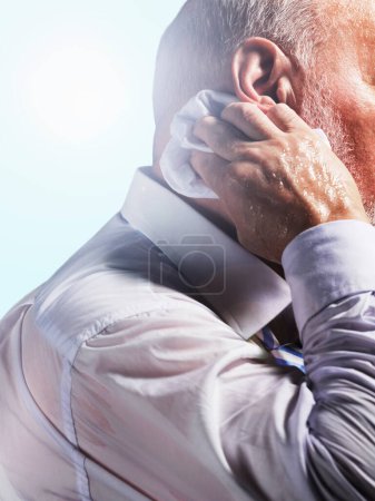 Téléchargez les photos : "Moyen Age Homme d'affaires essuyant la sueur de l'arrière du cou vue de côté gros plan" - en image libre de droit