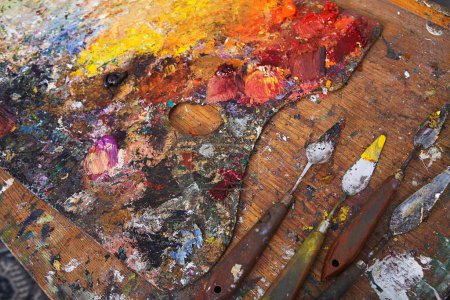 Téléchargez les photos : Palette d'artiste et couteaux à palettes recouverts de peinture - en image libre de droit