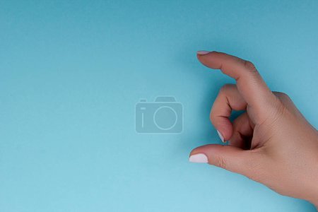 Téléchargez les photos : Main féminine mesurant quelque chose - en image libre de droit