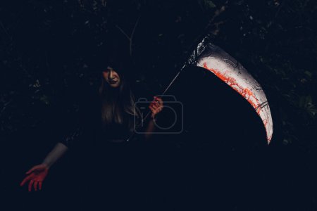 Foto de Mujer fantasma horror su celebración scythe en la mano - Imagen libre de derechos
