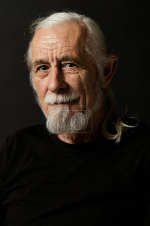 Téléchargez les photos : Portrait studio discret de beau vieillard aux cheveux gris - en image libre de droit