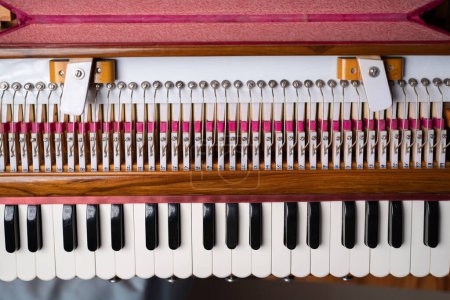 Téléchargez les photos : Vue du dessus de l'instrument de musique classique indien Harmonium. - en image libre de droit