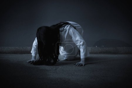 Foto de Horror woman ghost creepy crawling - Imagen libre de derechos