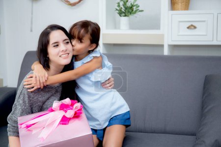 Foto de Feliz de madre e hija asiática con regalo con cinta rosa - Imagen libre de derechos
