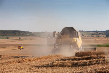 Téléchargez les photos : Combiner dans le paysage nocturne du nord de la france lors de la récolte de blé - en image libre de droit