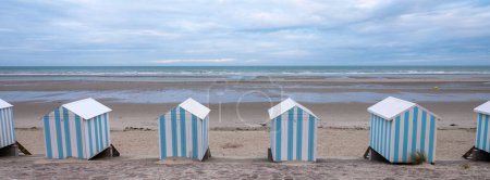 Téléchargez les photos : Petites cabanes de plage à rayures à Hardelot plage sur la côte normande - en image libre de droit