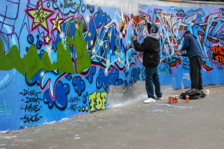 Téléchargez les photos : Londres, Royaume-Uni - 20 avril 2008 : Deux garçons pulvérisent des graffitis - en image libre de droit