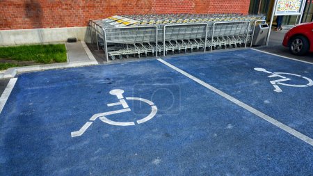 Foto de Señal de estacionamiento para discapacitados en la calle - Imagen libre de derechos