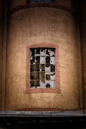 Téléchargez les photos : Vue de la fenêtre industrielle endommagée - en image libre de droit