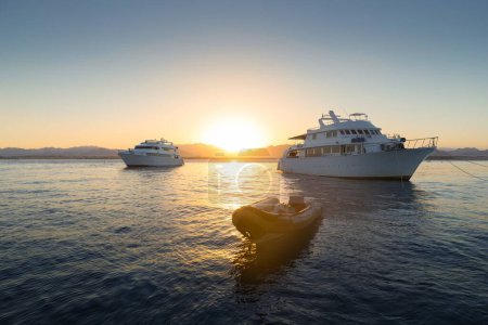 Photo pour "yacht de luxe amarrage près de récif corallien
" - image libre de droit