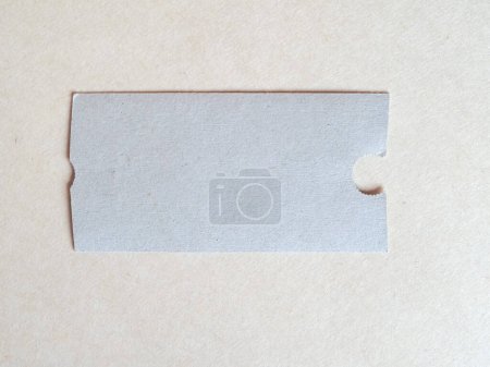 Téléchargez les photos : Étiquette en carton blanc sur fond blanc, vue du dessus - en image libre de droit