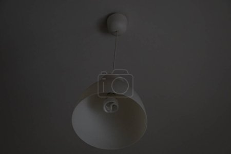 Foto de Una lámpara blanca fijada en el techo - Imagen libre de derechos