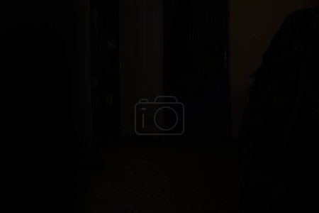 Téléchargez les photos : Chambre sombre dans une photo de haute qualité - en image libre de droit