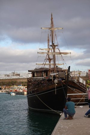 Téléchargez les photos : Vieux bateau vintage sur la jetée. Photo de haute qualité - en image libre de droit