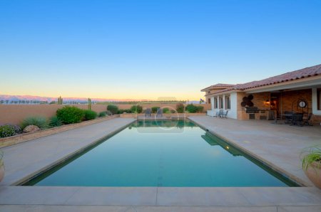 Téléchargez les photos : Vue panoramique de la piscine avec paysage en arrière-plan - en image libre de droit