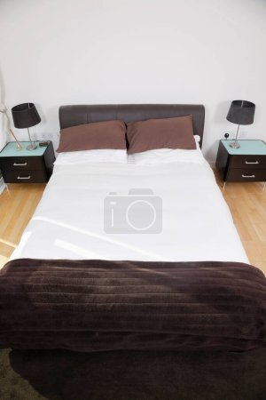 Foto de Camas y mesas de noche en el dormitorio - Imagen libre de derechos