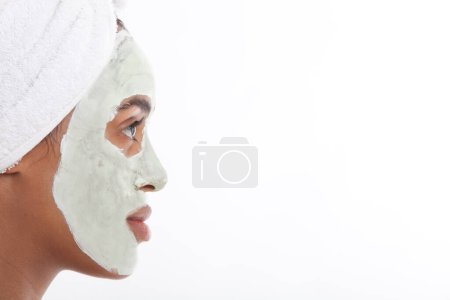 Téléchargez les photos : Photo de profil de jeune femme Mixte avec face pack sur fond blanc - en image libre de droit