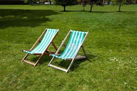 Téléchargez les photos : Deux chaises longues dans un parc - en image libre de droit