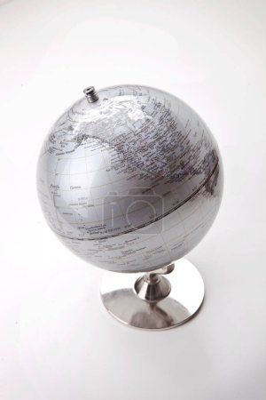 Foto de Primer plano del globo plateado sobre fondo blanco - Imagen libre de derechos