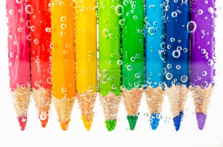 Foto de Lápices de colores en agua con burbujas
. - Imagen libre de derechos