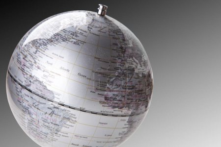 Foto de "Primer plano del globo plateado sobre fondo gris" - Imagen libre de derechos