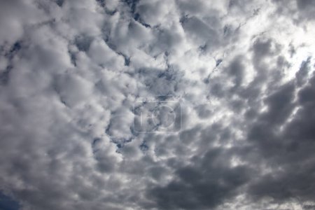 Foto de Las formaciones de nubes en el cielo azul del verano - Imagen libre de derechos