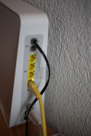 Foto de Router con cables y conectores parpadea continuamente - Imagen libre de derechos