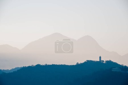 Téléchargez les photos : Pagode et montagne à Sun Moon Lake Taiwan - en image libre de droit