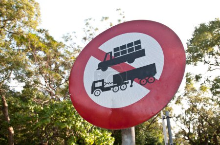 Téléchargez les photos : Aucun poteau de signalisation de camion lourd - en image libre de droit
