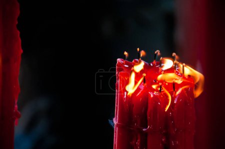 Téléchargez les photos : Bougies lumineuses rouges - en image libre de droit