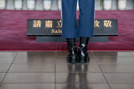 Téléchargez les photos : Soldat debout au Sun Yat Sen Memorial Hall à Taiwan - en image libre de droit
