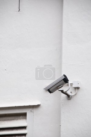 Téléchargez les photos : Caméra de surveillance sur mur blanc - en image libre de droit