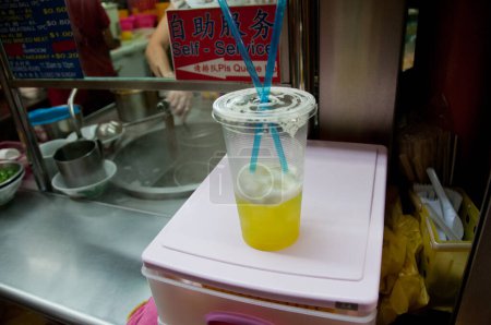 Téléchargez les photos : Boisson froide de canne à sucre dans le centre hawker de Singapour - en image libre de droit