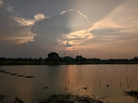 Téléchargez les photos : Vue du soir, coucher de soleil sur le lac - en image libre de droit