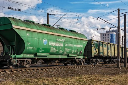 Téléchargez les photos : Locomotive d'un train de marchandises - en image libre de droit
