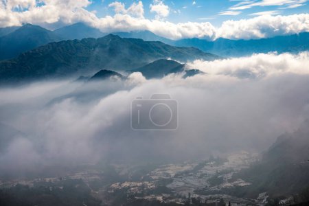 Foto de Terrazas de campo de arroz. Vista de la montaña en las nubes. Sapa, provincia de Lao Cai, noroeste de Vietnam - Imagen libre de derechos