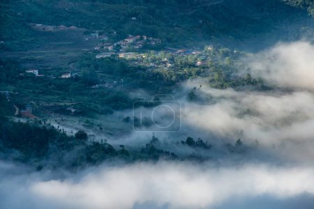 Téléchargez les photos : Vue du paysage de la ville Y Ty à LaoCai, Vietnam. - en image libre de droit