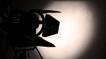 Téléchargez les photos : "Grand éclairage studio avec trépied pour la production vidéo
." - en image libre de droit