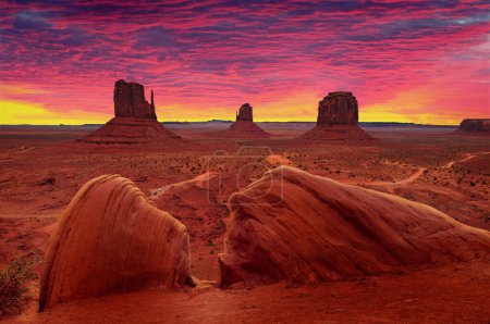 Téléchargez les photos : Monument Valley au lever du soleil - en image libre de droit