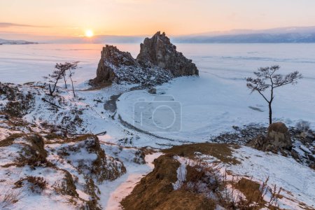 Téléchargez les photos : Rocher Shamanka en hiver dans la soirée. Olkhon île, lac Baïkal, Sibérie, Russie. - en image libre de droit