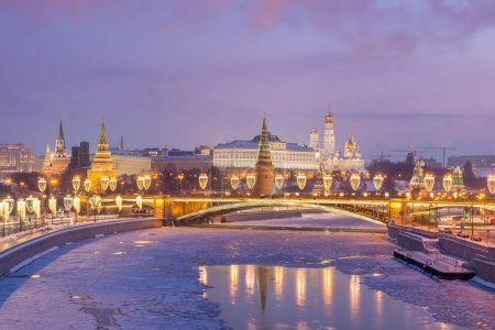 Foto de El Kremlin de Moscú y el río congelado de Moscú al amanecer en invierno - Imagen libre de derechos