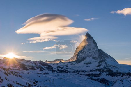 Téléchargez les photos : Matterhorn Mountain à Sunny Winter Evening. Coucher de soleil - en image libre de droit
