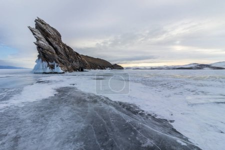Téléchargez les photos : Queue de l'île d'Ogoi le matin. Lac Baïkal en hiver. Sibérie, Russie. - en image libre de droit