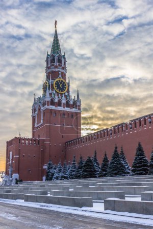 Foto de "Torre Spasskaya, pared del Kremlin de Moscú y cielo dramático en la mañana de invierno. Moscú, Rusia" - Imagen libre de derechos